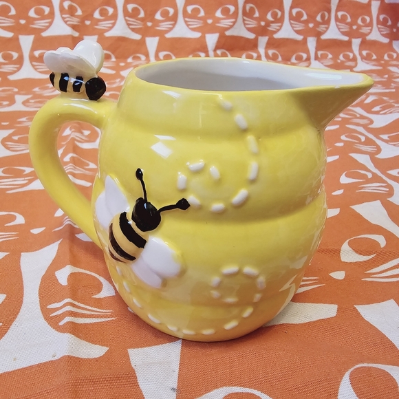 Vintage Pier one honeybee Bumblebee creamer Dolomite hand painted rare - Picture 3 of 8